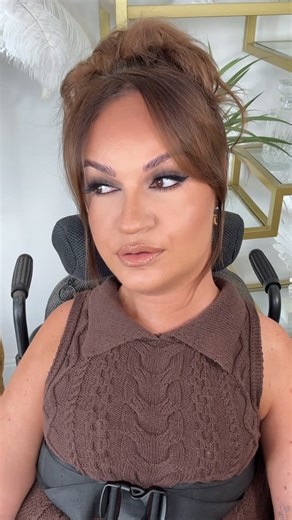 Tess Daly ♿️💋 on Instagram: "I don’t think I’ve done an actual eyeshadow look in about 357 years, so this felt alien to me. Obsessed though, I think I’ve found my new autumn eye 😍🤎 LIPS: @kikomilano Gold Reflects 01 lip liner & Gossamer Emotion lipstick @anastasiabeverlyhills Amber Sparkle lipgloss BROWS: @bebecosmeticsofficial Super Glue @hudabeauty Bomb Brows pencil EYES: @plouise_makeup_academy eye base shade 2 @makeupbymario Master Mattes neutrals eyeshadow palette @kvdbeauty Mad Max brow
