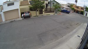 3.2M views · 34K reactions | ️ ALERTAS con este modus operandi. Le pasó a una familia en Tijuana. Dentro de la camioneta iba el niño  de la señora.  Ojo con esos de BICICLETA que pasan pajareando. Jamás dejes las llaves puestas dentro del vehículo aunque te bajes un instante a cerrar la reja. En un instante lo que era un robo se convirtió en un secuestro. El ladrón dejó abandonado al niño más adelante. | Vecinos Hacienda Los Morales | Facebook