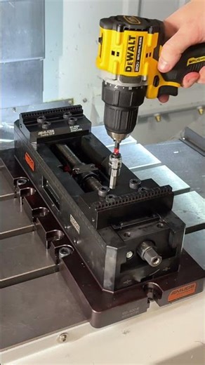 Installing Reversible Jaws on Emuge EvoGrip