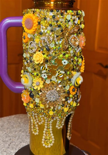 @Sprinkle Me Creations (Jill) your 🐝 I sent out before I left! Wanted to get the video loaded 😍 #coldest #epiphaniesllc