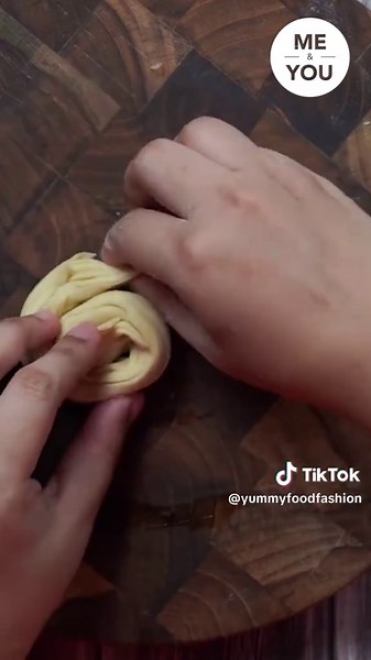 Mini Egg Paratha Recipe | Crispy Egg Fried Paratha | Easy Breakfast Recipe Learn how to make Mini Egg Paratha at home with this easy and delicious recipe. Soft dough parathas dipped in a flavorful egg mixture made with salt, chaat masala, and parsley, then fried until golden brown. Perfect for breakfast, snack, or lunchbox. Try this crispy and yummy Egg Fried Paratha today! 📝 Ingredients All purpose flour – 1 cup Sugar – 1 tsp Salt – to taste Oil – 1 tbsp Water – as needed 1 Egg Chaat masala – 