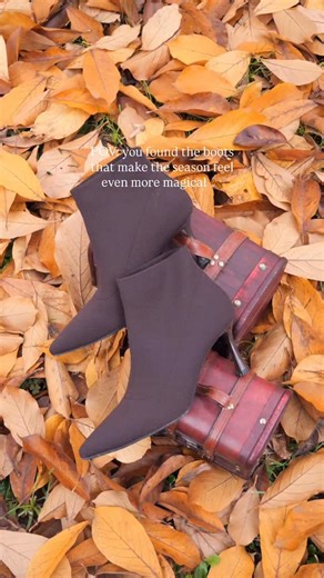 Lara Fiolić on Instagram: "Something about this season makes me want to move softer, live slower, and wear pieces that feel like magic 🤎 There’s something special about pieces that look beautiful but also feel thoughtfully made. These boots by @cosyisland_official do exactly that — the Air Weave fabric and elastic upper make them so easy to slip on and off, and the flared heels give a stable, confident step. They even come with a detachable fur that lets you create two completely different look