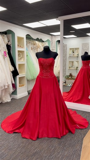 ⸻ Fall in love with this show-stopping scarlet red beaded gown, crafted in luxurious duchess satin and dripping in elegance. Perfect for a bold bride, prom queen, or anyone ready to own the spotlight. • Intricate hand-embellished beadwork • Sleek zip-back design for a flawless silhouette • Timeless vintage charm with a modern edge Whether you’re walking down the aisle or dancing the night away — this gown was made to be remembered. Size 8/10 £375 #sustainablebride #sustainableprom #VintageGown #