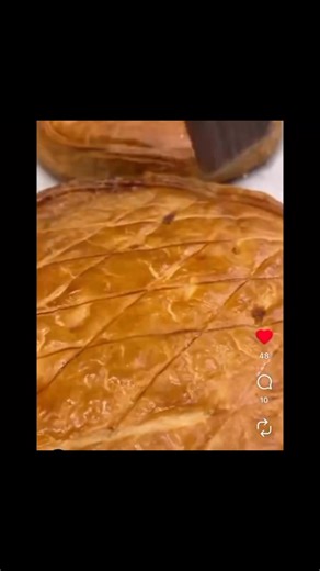 Chacun son rôle pour la galette 👑 🎶 J’aime la galette, savez-vous comment ? Spoiler : avec beaucoup de passion (et un peu de beurre 😜) #GaletteDesRois #BoulangerieArtisanale #Feuilletagepurbeurre #Cremedamandes #Espritdequipe #Patissier #boulangers #Reims #Warmeriville | Boulangerie pâtisserie l arbre a pain