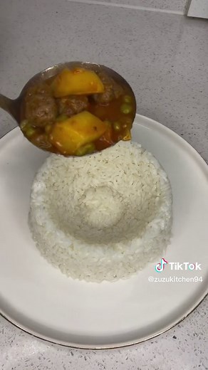 Saw this hack on tiktok and love it😍 put two plates inside each other like the video then put the rice and let it rest for 7 min then flip it and put anything you like inside like a meat balls stew #hack #foodhack #deliciosa #delish #food #yum #recipe #explorar #explorepage #fyp