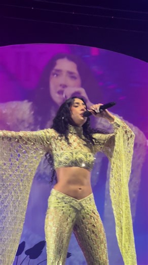 Naïka's Captivating Performance of 1 1=3 in Paris