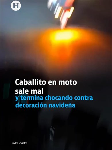 Caballito en moto choca con decoración navideña