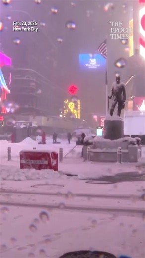 🚨 𝐍𝐞𝐰 𝐘𝐨𝐫𝐤'𝐬 𝐓𝐢𝐦𝐞𝐬 𝐒𝐪𝐮𝐚𝐫𝐞 𝐁𝐥𝐚𝐧𝐤𝐞𝐭𝐞𝐝 𝐢𝐧 𝐒𝐧𝐨𝐰 𝐚𝐬 𝐂𝐢𝐭𝐲 𝐅𝐚𝐜𝐞𝐬 𝐌𝐚𝐣𝐨𝐫 𝐖𝐢𝐧𝐭𝐞𝐫 𝐒𝐭𝐨𝐫𝐦 New York City's iconic Times Square was covered in snow early on Feb. 23 as a major snowstorm swept through the northeastern United States, bringing heavy snowfall and icy conditions. | The Epoch Times