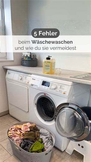 😬 Wäsche-Fails? Die passieren schneller, als du denkst! 🧺 Zu viel Waschmittel, falsche Temperatur, überladene Maschine… Im Alltag schleichen sich beim Waschen schnell kleine Fehler ein – und die haben oft große Auswirkungen auf deine Wäsche. 😵‍💫 💡 Gut, dass du mit JEMAKO nicht nur die passenden Produkte hast, sondern auch die besten Tipps für eine Wäsche, die sich wirklich gut anfühlt. Von cleverer Dosierung über Maschinenpflege bis zur richtigen Sortierung – mit ein paar einfachen Tricks b