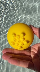 The Pluï Rainball turns water play into a sensory science experiment — teaching cause & effect, one drop at a time. 💧💧💧And yes, it opens up for easy cleaning, so moldy bath toys are a thing of the past! #moluk #pluï pluïrainball #watertoys #bathtoys #sensoryplay #sensorytoys | MOLUK