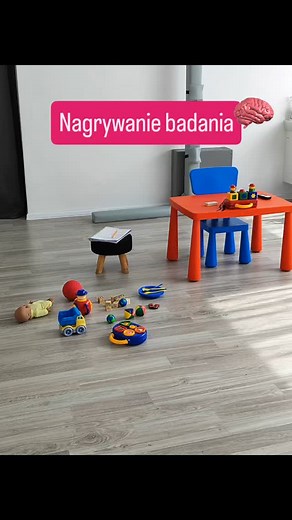 Dlaczego nagrywam badania ADOS-2? Podczas badania wiele dzieje się jednocześnie – rozmowa, zabawa, szybkie zmiany aktywności. Nie zawsze wszystkie zachowania są od razu widoczne. Przykład? Echolalie. Czasami nie są to dosłowne powtórzenia czyichś słów, ale subtelne nawracanie do własnych wcześniejszych wypowiedzi, np.: "Lubię jeść banany. Lubię jeść słodkie banany." Na żywo takie powtórzenia mogą umknąć, bo brzmią naturalnie i są lekko zmienione – dopiero analiza nagrania pozwala je wychwycić. D