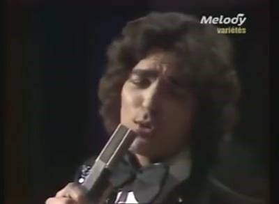 LA VIDEO DU DIMANCHE MIDI : Bonjour mes amis, "Mon véritable amour" (tout en direct avec le grand orchestre, on ne rigolait pas à l'époque dans les Émissions de TV). Une chanson dans le film de Roger Hanin "Le protecteur", écrite par Mémé Iback (le producteur des "Grands du rire"), une histoire d'amour entre un père (Georges Géret) et sa fille... bisous à vous et bon dimanche ! On se retrouve prochainement (sous réserve de modifications) : - 10 juillet (REPORT du 8 mai) : Salle du café de la gar