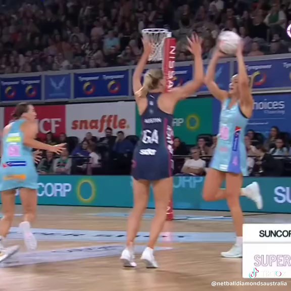 this duo goes hard #suncorpsupernetball #melbournevixens #netball #fyp #australiandiamonds #sophiegarbin #kieraaustin #nswswifts #netball