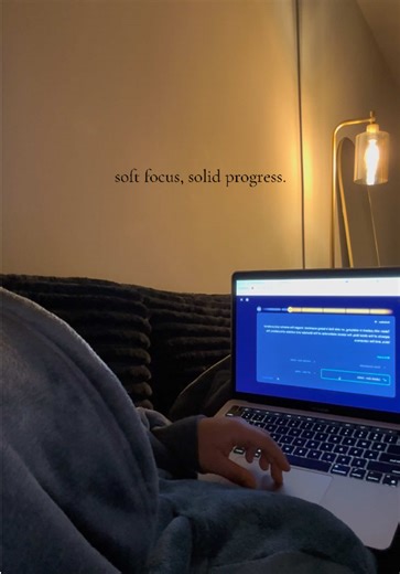The best way i learned to study? By listening to those who’ve done it before me. Here are my simple takeaways that actually made it click ↓ ✨ flashcards are your friend — treat it like a memory game. 🧠 turn your notes into questions — how would this apply to your future patient? ☕️ take breaks when your focus fades — staring at words isn’t studying. 💡 make it make sense your way — that’s how it sticks. slow, steady, and smart studying wins every time 🤍