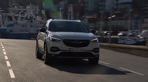 Opel Grandland X Ultimate in Pearl White City Driving