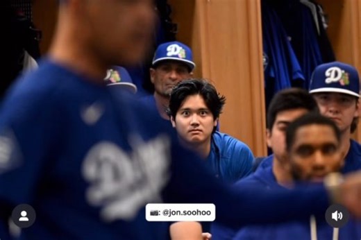 監督が熱弁中…大谷翔平がまさかの“変顔”　クラブハウスで激写、イタズラ小僧発揮