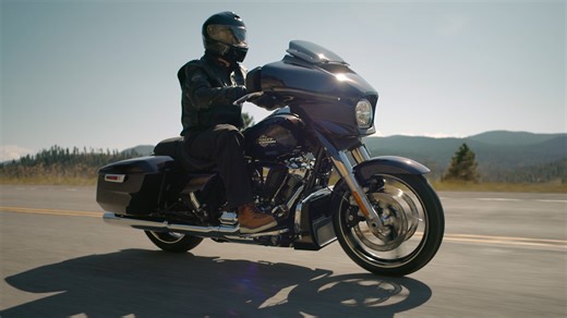2025年モデルのStreet Glideは、126 ft-lbのトルクを生成する強力なMilwaukee-Eight 117 V Twinエンジンを搭載し、水冷式シリンダーヘッドで冷却し、高性能のインテークで吸気をして性能を発揮します。​ 2025年の注目は、ファクトリーカスタムペイントです。このStreet Glideに設定された「ミスティックシフト」は、太陽光の角度の変化に合わせて色合いが変化します。​ 2025年Street Glideの詳細を見る ➡️ https://bit.ly/41UcLTs​​ #HarleyDavidson #StreetGlide #HarleyDavidsonJapan #ハーレーダビッドソンジャパン | Harley-Davidson Japan / ハーレーダビッドソン ジャパン