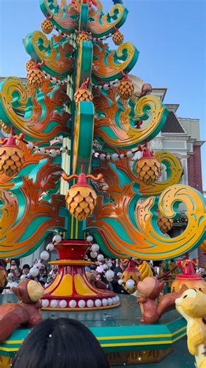 Disneyland, Paris, Christmas parade featuring Mickey Mouse, Minnie, mouse, stitch, Pinocchio, chip, Dale, Clarice, and all the princesses with of course, Santa Claus, and Mrs. Claus! • • Exploring Disneyland Paris and the Walt Disney studios park! Traveling to all the Disney parks this year so stay tuned for all the Disney parks content! Along with the Disney Destiny & the Disney adventure! • • Follow @stylewithabow & @moniquestravels for daily Disney content! I live less than 30 minutes from Wa