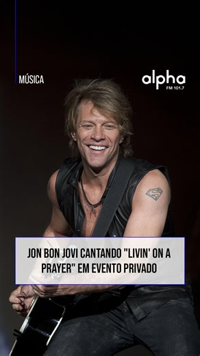 Alpha FM on Instagram: "Jon Bon Jovi fez um show privado na festa de aniversário do famoso golfista Tiger Woods. Conforme registrado no site Setlist.FM, Jon promoveu uma apresentação de oito canções, incluindo os sucessos “Livin’ On a Prayer” e “It’s My Life”, em um formato acústico e intimista. Pode-se dizer que esta representa uma espécie de ensaio para o cantor de 63 anos. Para 2026, a banda confirmou a primeira turnê completa desde 2022, com shows entre julho e setembro deste ano. 🎬 Crédito