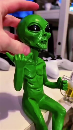 This unique resin alien ornament is a wonderful creative gift for sci-fi enthusiasts and outer space lovers in your life. #AlienGifts #GiftIdeas #SciFiDecor #UniqueGifts #home
