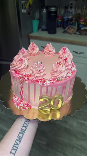 Love this pink cake 😍 #barbie #cake #smallbusiness