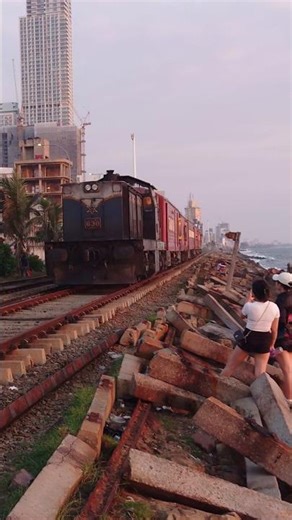 Class W3 Diesel Locomotives in Sri Lanka 🇱🇰 | #class_w3 #coastline #srilankarailway #trainspotting