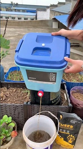 The dry and wet separation composting bucket can be used for composting kitchen waste and fruit peel