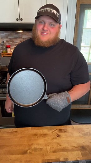 Seasoning a Brand New Cast Iron Skillet! How to Season Lodge Cast Iron