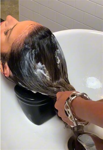 The products vs the results. Aftercare matters.The 10-Minute Express coloring service is sealed with the Healing ColorCare ritual, ensuring professional formulas continue to protect and enhance color at home. Need a hair touchup? Book your next appointment at a L’ANZA salon near you with our Salon Locator: lanza.com/a/store-locator/list or tap the link in our bio. #LANZAPro