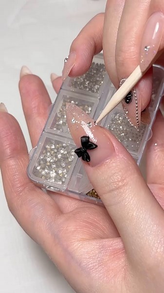 ブラックリボンネイル🎀🖤 パーツは全てSHEIN カラーはネイルタウンG6二度塗り 先端のフラッシュはemena1023 その他使用アイテムは楽天ルームへ🌙💖 #ネイル#セルフネイル#セルフジェルネイル#ジェルネイル#ネイルデザイン#シンプルネイル#韓国ネイル#ワンホンネイル#네일#네일아트#네일디자인#네일팁