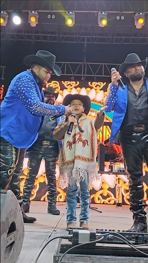 Sarita subió al escenario y nos robó el corazón en Acambay, Estado de México. 😍 #GrupoLaberinto