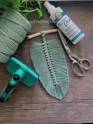 Tips for perfecting your macrame feather #macrame#macrameartist#macramefeathers#macramewallhanging#macrametips#macrametutorial#howto#crafttips#nooktheroy#macrameartist#artistoftiktok#macramehanging#angscraftsncreations#aleenes#stiffenquik