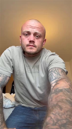 Look at you watching a straight man getting changed from work. And all you can think about is how much should I send to him 😏The true answer is you stop when I tell you to.