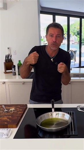 Ciao ragazzi, my secret for how to best infuse garlic in a recipe is not what you think… 🧄🇮🇹