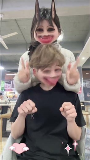 Chicken Shaking Head Dance: Couples' Daily Life Highlight