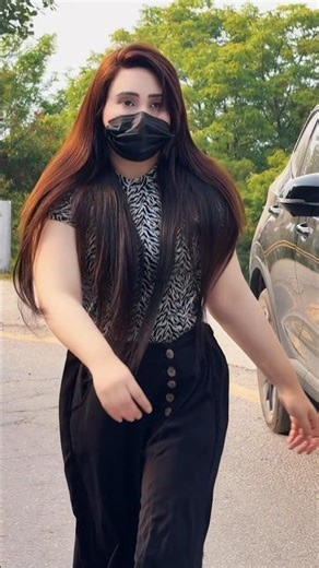 Roadside Queen Walk 😍🔥 | Black Outfit Elegance ✨ | Cinematic Reel Vibes #roadwalk #viralreels