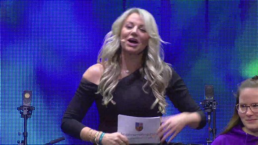 Erlebt den Neujahrsempfang der Landesregierung live! Unter dem Motto „Das Saarland sagt Danke“ lädt Ministerpräsidentin Anke Rehlinger am Mittwoch, 14. Januar 2025, ab 18:30 Uhr in die Saarlandhalle Saarbrücken ein. Neben hochrangigen Gästen aus Politik, Wirtschaft, Kultur und Gesellschaft sind auch Vertreterinnen und Vertreter des haupt- und ehrenamtlichen Engagements sowie der deutsch-französischen Zusammenarbeit vor Ort. | Saarland.de