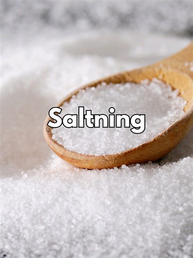 Innan kylskåp och frysar räddade salt maten. 🧂 Genom att dra ut fukt stoppade saltningen förruttnelse och gjorde fisk och kött hållbart i månader. #salt #saltning #konservering #densvenskamatresan