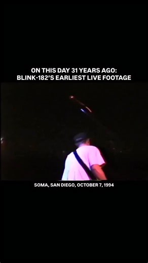 Esattamente 31 anni fa, i blink-182 suonavano il loro primo concerto di cui esiste un filmato! 🤘📼 Era il 7 ottobre 1994 al leggendario SOMA di San Diego. Già a quell’epoca si percepiva quella scintilla che presto avrebbe reso i blink unici nel loro genere! ✨ Curiosità: se guardate bene, noterete che alla batteria c’era Mike Krull al posto di Scott Raynor, che si era trasferito temporaneamente a Reno, in Nevada. Questo concerto è notevole anche perché include l’unica performance mai registrata 