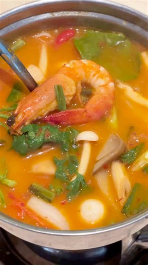 Come celebrate with Central Thai on their 10th year anniversary with a Royal Thai Buffet! 🙌🏽 With over 30 signature dishes from their menu to enjoy including Deep Fried Seabass with Thai Chili Sauce, Seafood Tom Yum Soup, Salted Egg King Prawns and more! 🔥 Here’s the cherry on top! Weekday buffet patrons get a chance to SPIN & WIN! Amazing prizes include 50% OFF, complimentary vouchers and even a chance to eat for FREE! 🔥 So gather up your makan kakis and head down for a Thai Buffet feast AS