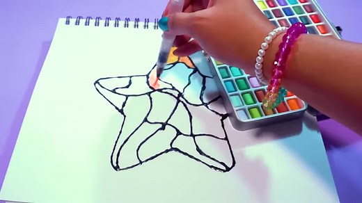 ¡Hola! En este video les compartiré 7cosas que puedes hacer si estas aburrido o aburrida. Estas son ideas o DIY muy fáciles y perfectas para hacer en Verano. En este video verán: Manualidades con papel y limpiapipas, Squishies de nano tape, pintura con acuarelas, figuras de cinta y por ultimo estaremos pintando unos tenis con marcadores. | Supermanualidades