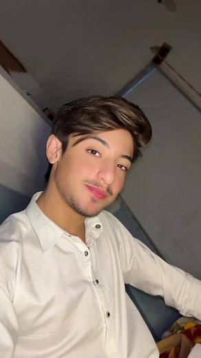 Stylish White Button-Up Shirt Fashion Insights