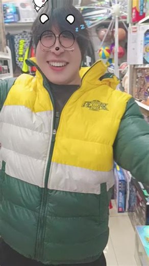 “我都二十多岁了还逛玩具区幼不幼稚啊”……“你听我说，这个刀他不一样，我是真喜欢这把刀”#逛街 #真香警告 #回村 #过年