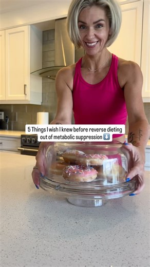 Amy Ledin | Fat Loss & Mindset Coach on Instagram: "I spent years eating 1200-1400 calories, convinced that was just my maintenance. Spoiler: it wasn’t. My body was suppressed. When I finally started reverse dieting, I learned things the hard way. Here’s what I wish someone had told me before I started. 1️⃣ Your weight will fluctuate, and that’s normal. When you add calories back, especially carbs, you’ll see the scale jump. That’s glycogen and water, not fat. Your body is refilling depleted sto