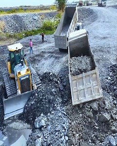 OMG,It's really scary. Accidents happen all the time. If you drive carelessly, you will lose a lot #trucks #backfill #komatsu #caterpillar #machine #construction #heavyequipment #engineering | Branzo Construction
