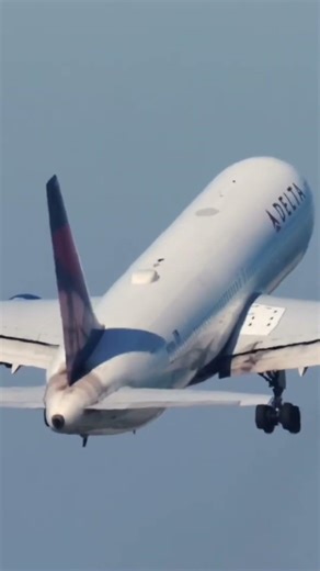 Delta Air Lines Powerful Takeoff at San Francisco International Airport (SFO)