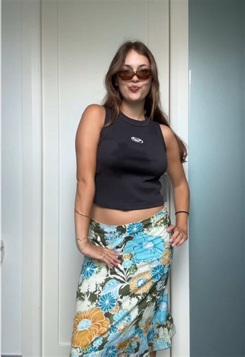 Vintage Roxy Outfit Ideas for Surfboard Shopping