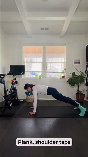 Core exercise: Plank with shoulder taps
