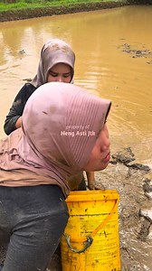 Ngitung Hasil tangkapan hari ini ☺️🥰🥰🥰 #Viral #Fyp #GadisDesa #JandaDesa #NangkapIkan | Neng Asti Jtk