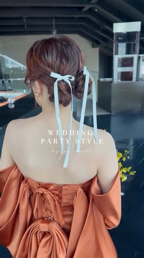 プリマアルテ / Bridal hair&make on Instagram: "やわらかい束感とシンプルなリボンで 甘すぎない可愛さを演出 “きれい”と“可愛い”を両方叶える ブライダルアレンジ✨ HAIR&MAKE @primarte_jp Takahashi #花嫁ヘア #ウェディングヘア #お色直しヘア #シニヨン #挙式ヘア #結婚式 #花嫁メイク#ブライダルヘア #ツインアレンジ"